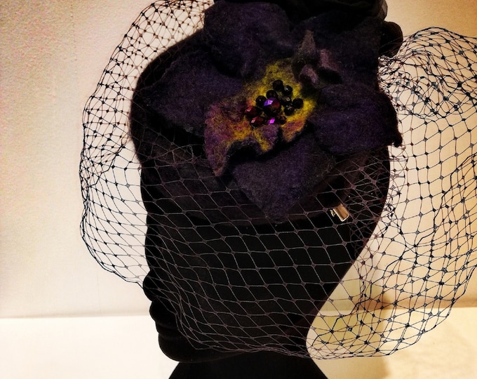 Chapeau en laine merinos avec une orchidée noir, rose en soie et voile