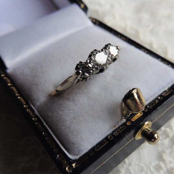 Antike Vintage drei Stein Trilogie Diamant Verlobungsring.  Diamant-Ringe.  Antike Schmuck.   Drei Stein Ringe.