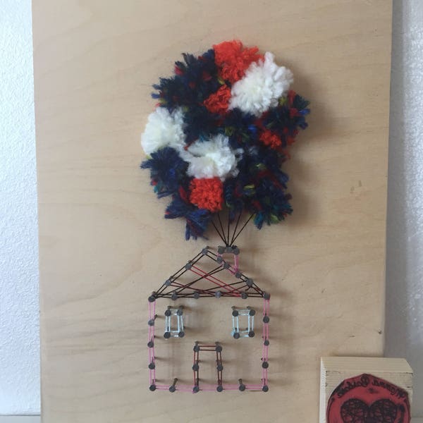 Casetta con pompon colorati, Quadro string art divertente e allegro, Idea regalo per matrimonio