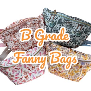 Könnte beinhalten: Vier verschiedene gemusterte Bauchtaschen, beschriftet mit "B Grade Fanny Bags". Die Taschen sind alle weiß mit verschiedenen Mustern in den Farben Pink, Blau, Gelb und Lila.