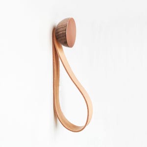 Perchero de pared de madera de nogal y cobre / Perchero con correa de cuero