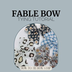 Könnte beinhalten: Eine Sammlung von vier Stoffschleifen in verschiedenen Mustern, darunter Blumen, Leopardenmuster und Gingham. Die Schleifen sind mit einem weißen Band zusammengebunden und der Text "HOW TO TIE BOW STRIP" steht unter den Schleifen.