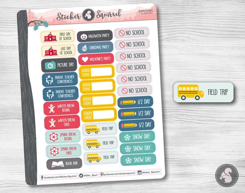 Pu&ograve; includere: Un set di adesivi colorati per eventi scolastici con varie icone e testi, tra cui "Primo giorno di scuola", "Ultimo giorno di scuola", "Festa di Halloween", "Festa di Natale", "Festa di San Valentino", "Giorno delle foto", "Incontri genitori-insegnanti", "Inizio delle vacanze invernali", "Fine delle vacanze invernali", "Inizio delle vacanze primaverili", "Fine delle vacanze primaverili", "Fiera del libro", "Gita scolastica", "Mezza giornata" e "Giornata di neve".