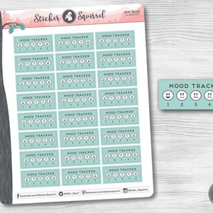 Pu&ograve; includere: Un foglio di 18 adesivi per il tracciamento dell'umore blu-verde con una scala da 1 a 5 rappresentata da cinque emoji diverse. Le emoji vanno da una faccina felice a una faccina triste. Gli adesivi sono etichettati "Mood Tracker" e hanno un bordo bianco.