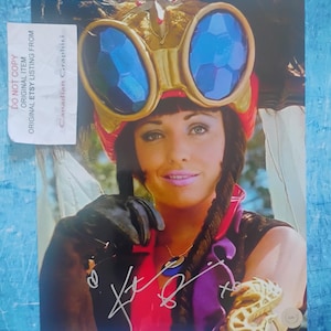 Foto autografata a mano di Katrina Devine, formato 8x10, con certificato di autenticità (Power Rangers).