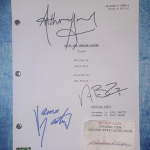 Op de afbeelding: Een witte pagina uit het Buffy the Vampire Slayer-script met meerdere handtekeningen in zwarte en blauwe inkt. Het script, getiteld "Crush", bevat de aflevering- en verhaalnummers. Een sticker onderaan luidt "Original Etsy Listing From Canadian Graphiti."