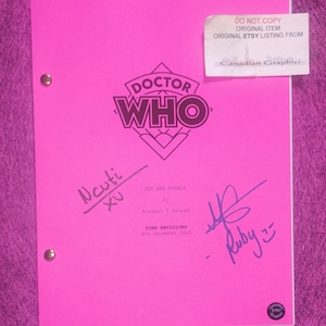 Guion de Doctor Who firmado a mano por Ncuti Gatwa y Millie Gibson con certificado de autenticidad.