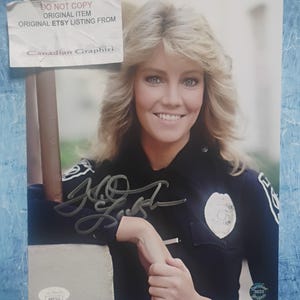 Może przedstawiać: Podpisane zdjęcie uśmiechniętej kobiety z blond włosami, ubranej w granatowy mundur z odznaką. Obraz zawiera tekst "DO NOT COPY ORIGINAL ITEM ORIGINAL ETSY LISTING FROM Canadian Graphiti".