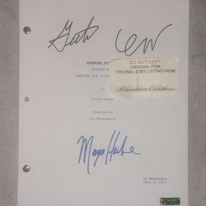 Peut inclure: Une page de script blanche de l'épisode "Stranger Things", signée par plusieurs personnes. La page comprend du texte, les détails de l'épisode et un autocollant indiquant "Original Etsy Listing From Canadian Graphiti."