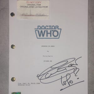 Può includere: Una sceneggiatura bianca per "Doctor Who: Vengeance on Varos" di Philip Martin, Episodio Uno, con logo blu e firma. Include il testo: "DO NOT COPY ORIGINAL ITEM ORIGINAL ETSY LISTING FROM Canadian Graphiti".