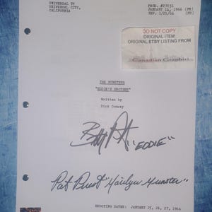 Pode incluir: Uma página de roteiro vintage do episódio "Eddie's Brother" de "The Munsters", com assinaturas e texto. O roteiro inclui os logotipos da Universal TV e Canadian Graphiti, detalhes de produção e datas de filmagem.
