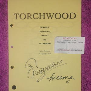 Pode incluir: Um roteiro amarelo para a série de televisão Torchwood, série 2, episódio 6 intitulado Reset por J.C. Wilsher, datado de 3 de setembro de 2007. O documento possui dois prendedores de latão e uma assinatura manuscrita em tinta preta abaixo.