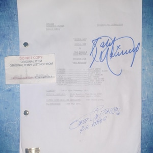 Pode incluir: Uma página de roteiro de televisão branca para Doctor Who, Serial MMM, Episode Six, The Mutants, com duas assinaturas em tinta azul. O documento inclui créditos de produção, datas de filmagem e uma etiqueta DO NOT COPY ORIGINAL ITEM.