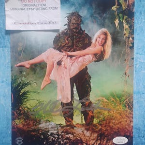 Może przedstawiać: Zestaw trzech ceramicznych kubków z nakrapianym, matowym wykończeniem. Kubki są w odcieniach kremu, jasnoszarym i ciemnoszarym. Każdy kubek ma prosty, minimalistyczny design.