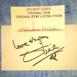 Olivia Newton-John handsignierte Autogrammkarte Karte COA