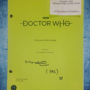 Pode incluir: Um roteiro verde-limão de "Doctor Who" intitulado "Demons of the Punjab" com o logotipo da BBC. O roteiro é assinado e datado de 17 de maio de 2018. Inclui um adesivo que diz "DO NOT COPY ORIGINAL ITEM ORIGINAL ETSY LISTING FROM Canadian Graphiti."