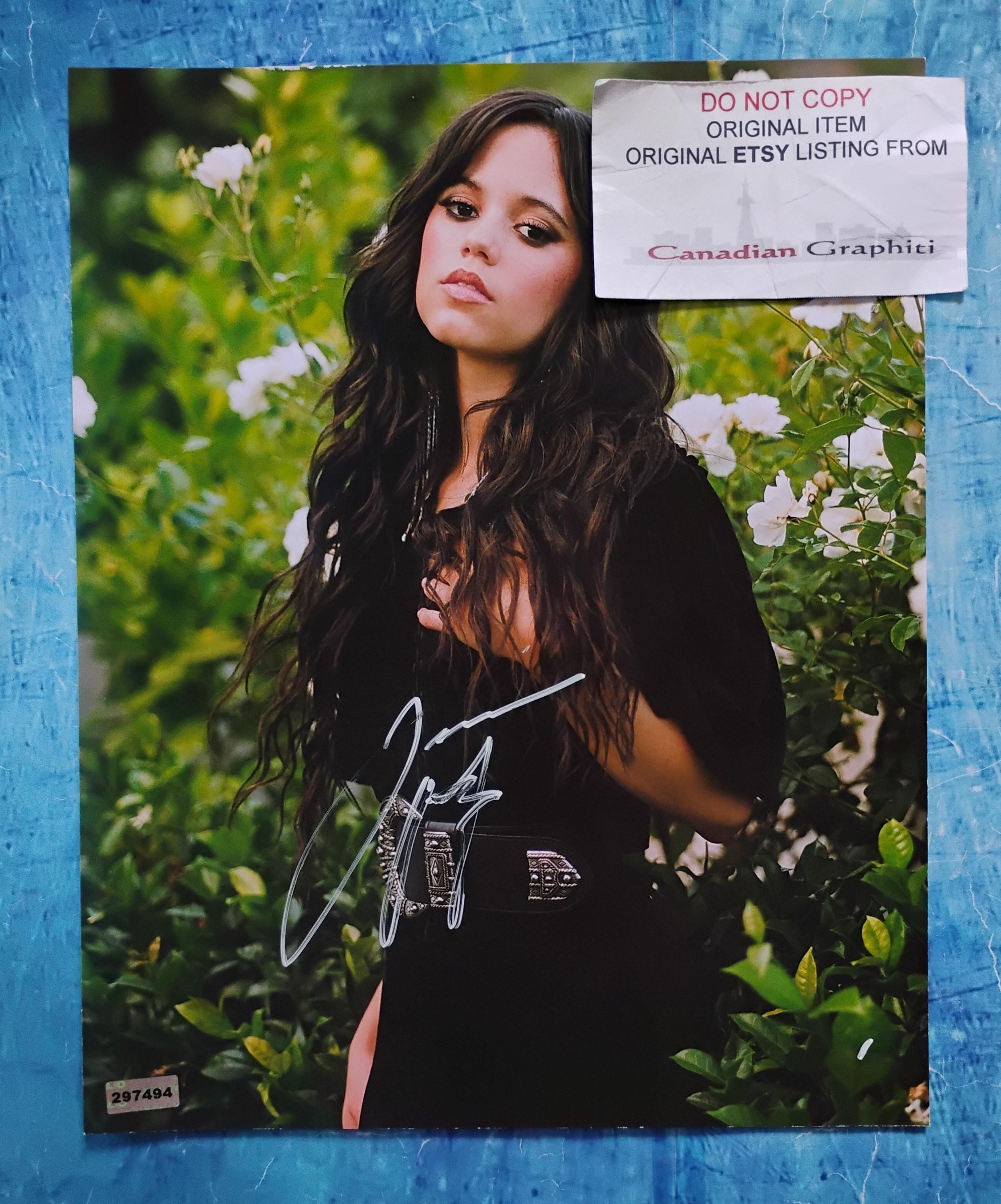 ジェナ・オルテガ直筆サイン入り8x10インチ写真（鑑定書付き） - Etsy 日本