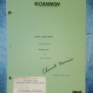 Może przedstawiać: Jasnozielony scenariusz z serialu telewizyjnego "Walker, Texas Ranger" z logo Cannon Television Inc. Scenariusz dotyczy odcinka #1002, "Borderline", autorstwa Robina Maddena i podpisanego przez Chucka Norrisa. Zawiera naklejkę od Canadian Graphici.