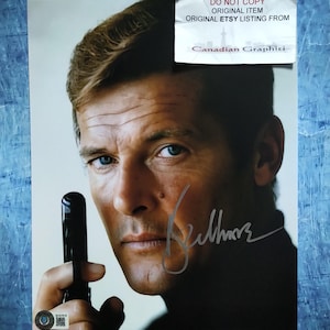 Roger Moore Handsigniertes Autogramm 8x10 Foto BAS COA James Bond