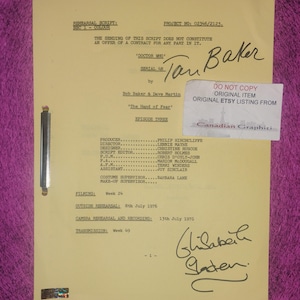 Pode incluir: Um roteiro de ensaio amarelo de Doctor Who para The Hand of Fear, episódio três, com assinaturas de Tom Baker e Elisabeth Sladen. O documento inclui detalhes de produção, datas de 1976 e um prendedor de metal no lado esquerdo.