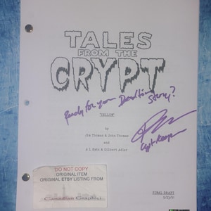 Peut inclure: Un script blanc de "Tales From The Crypt" avec le titre dans une police effrayante. Le script est signé à l'encre violette et comprend le texte "Ready for your Dealtin' Story?" et "YELLOW". Le bas du script porte un autocollant "DO NOT COPY".
