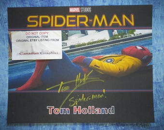トム・ホランド　スパイダーマン　直筆サイン　オートグラフ Amazon｜HWC Trading Tom Holland ギフト サイン入り A4サイズ サイン
