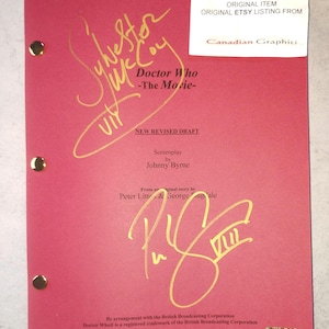 Könnte beinhalten: Ein rotes Doctor Who-Filmdrehbuch mit goldenen Unterschriften, betitelt "Doctor Who - The Movie". Das Drehbuch enthält den Text "NEW REVISED DRAFT" und stammt aus einer Originalgeschichte von Peter Litt & George Lugale.