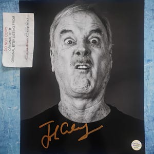 John Cleese handsignerad autograf 8x10 foto äkthetsintyg