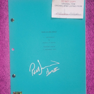 Autógrafo firmado a mano por Peter Davison en Doctor Who: Cuentos de la TARDIS (Guion) con certificado de autenticidad.