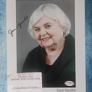 Peut inclure: Photographie en noir et blanc de June Squibb, signée. L'image comprend le texte "June Squibb" et un autocollant avec l'inscription "DO NOT COPY ORIGINAL ITEM ORIGINAL ETSY LISTING FROM Canadian Graphiti".