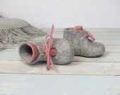 Felt baby shoes. Infant Warm wool booties. Gift for newborn