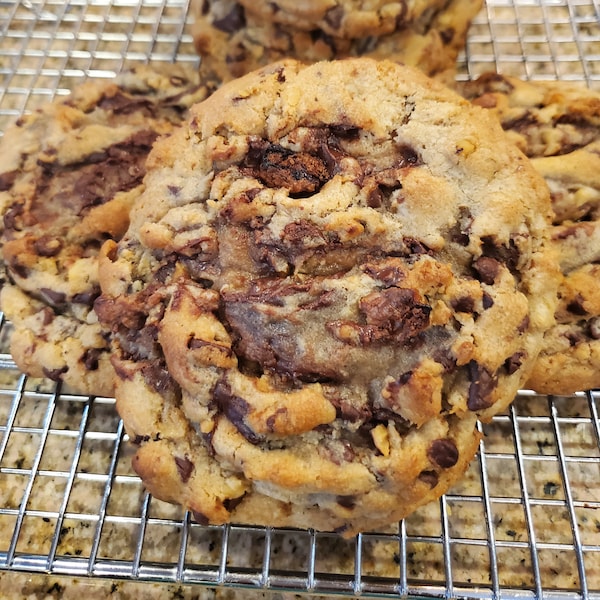Artisan/Chocolate chip cookies/Copycat/ World famous Levain NYC- Delicious/Food Gift/6 oz per cookie.