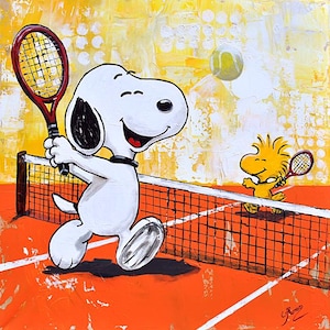 Peut inclure: Une peinture représentant Snoopy, un beagle blanc aux oreilles noires, jouant au tennis sur un court orange avec une raquette rouge. Woodstock, un petit oiseau jaune, se tient de l'autre côté du filet avec une raquette. Une balle est en l'air.