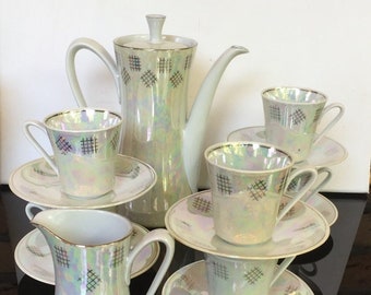 Parelmoer porseleinen mokka servies, iriserend Art Deco kopjes servies 24k goud beschilderd, Manufactory KAHLA, Duitsland 6 personen, jaren 50