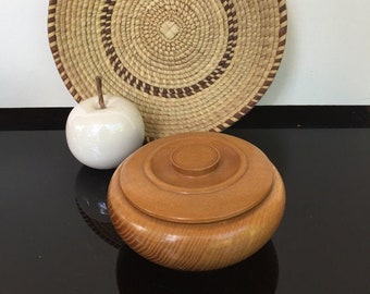 Hand-turned wooden box, round, lidded box, fine wood, turned ash, original Erzgebirge, Germany, storage sugar bowl casket