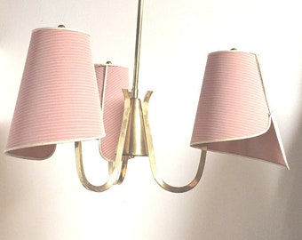 Modern Stilnovo chandelier, brass pink fabric shades, 3 arms Sputnik lamp, 50s lamp, late art deco chandelier, elegant 50s lighting