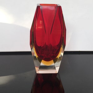 Rote Murano Vase, Mandruzzati Sommerso Vase rot gelb,  handgefertigt multi facettiert   Original Murano Label MCM Glas Vase 60er