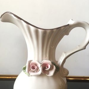 Capodimonte Vase Krugvase, sehr edel , 4 Fuß-Vase handgefertigt,  top Zustand rosa Rosen Henkelkrug Vase 1950-60er Jahre Italien od Dresden