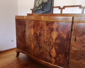 Uitzonderlijk Frans art-deco dressoir/kast gemaakt van massief hout en gefineerd walnoothout met spiegelafwerking, circa 1925-1930.