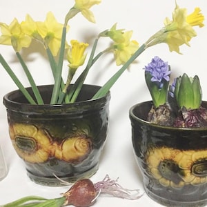 Lot de 2 pots de fleurs en céramique en forme de tournesol, en relief vert et jaune, fabriqués à la main par WGP de Scheurich, Allemagne, années 70, vintage