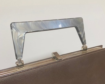 Elegante bolso de mano de piel de nácar, color marrón grisáceo claro, piel suave de calidad, diseño inusual, imitación concha, asa de baquelita, vintage años 60.