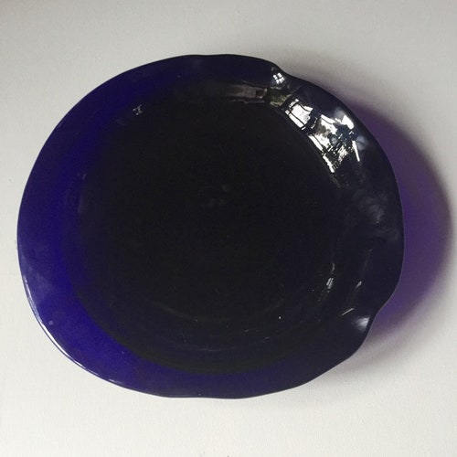 Design glass bowl Glasbruck deep blue, Scandic shops handmade fruit bowl Glasbruck cobalt blue rare, organically shaped glass, minimalist 60s-70s