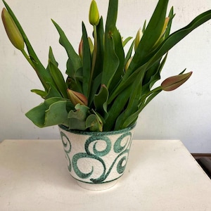 Vaso da fiori vintage in ceramica, vaso artistico di metà secolo, vaso di design fatto a mano, ceramica restringibile turchese bianca, anni &#39;60