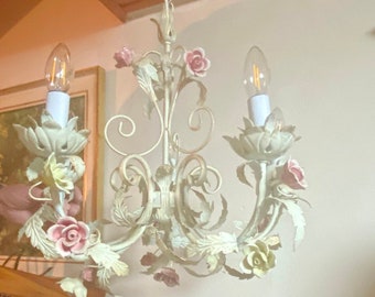 Lustre Tole vintage Lustre florentin pastel porcelaine roses jaune rose fer forgé lustre or blanc fait main années 60