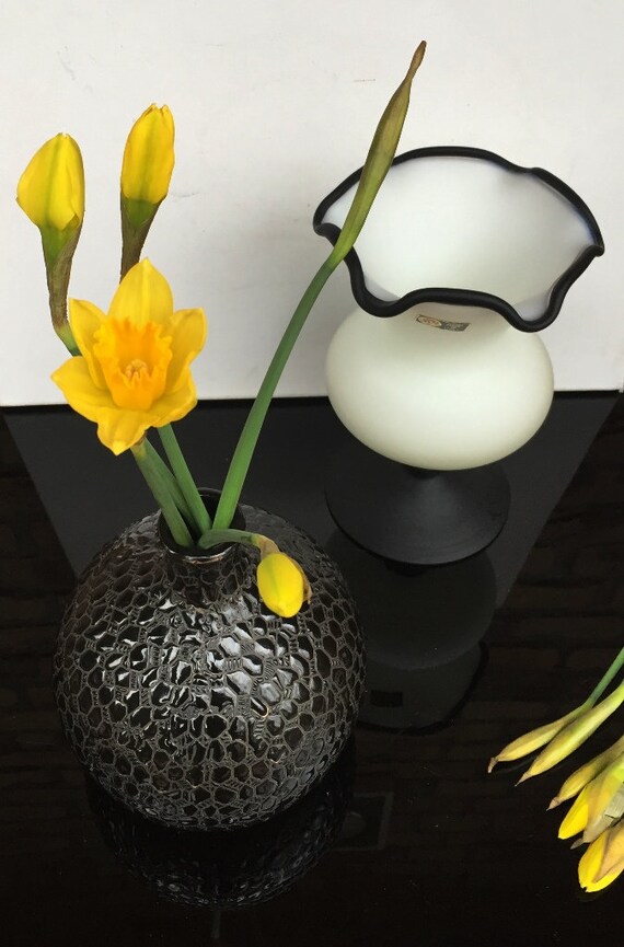 陶器の花瓶（黒）1個、爬虫類のレリーフ入りボール型花瓶、手作り