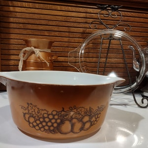 Great condition vintage Pyrex by Corning Old Orchard Fruit Harvest brown ombre round 2-1/2 quart casserole dish 475-B. With lid