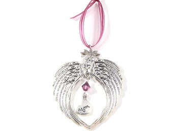 Op de afbeelding: Zilveren engelenvleugel-harten ornament met een paarse kristal en een hartbedel met de tekst "Mom".