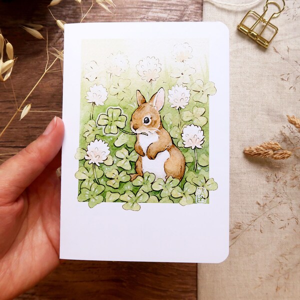 Carte double Bonne chance format A6 - Carte illustrée à l'aquarelle avec un lapin tenant un trèfle à quatre feuilles - Fait-main en France