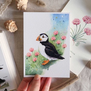 Ilustración de acuarela: Frailecillo atlántico con flores de azalea - Póster enmarcable - Lámina artística, Costa, Ave marina