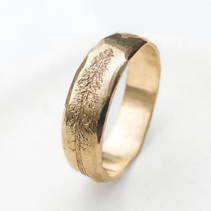 Fede nuziale da uomo a forma di albero ispirata alla natura in oro 14k